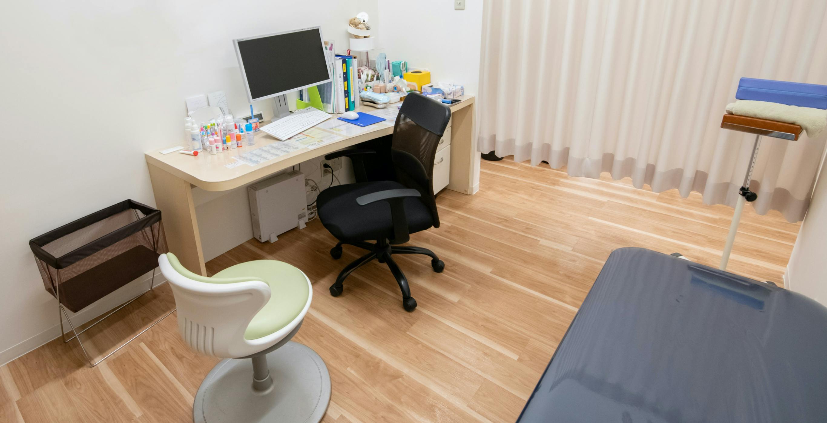 小竹向原こぐま皮フ科診察室