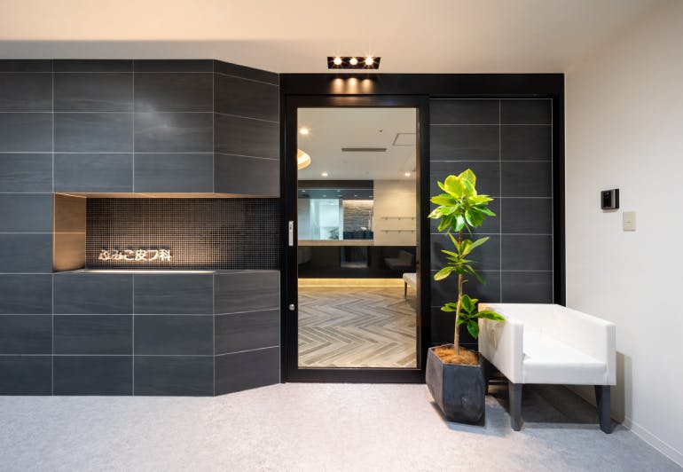 小田ひ尿器科ふみこ皮フ科入口