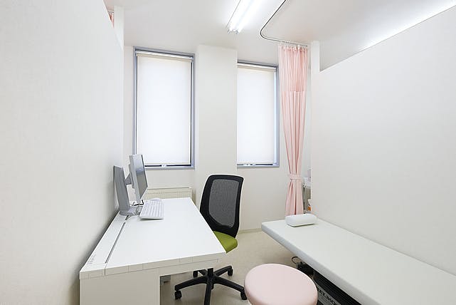 平岡皮膚科スキンケアクリニック診察室