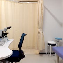 東新宿駅前皮膚科診察室