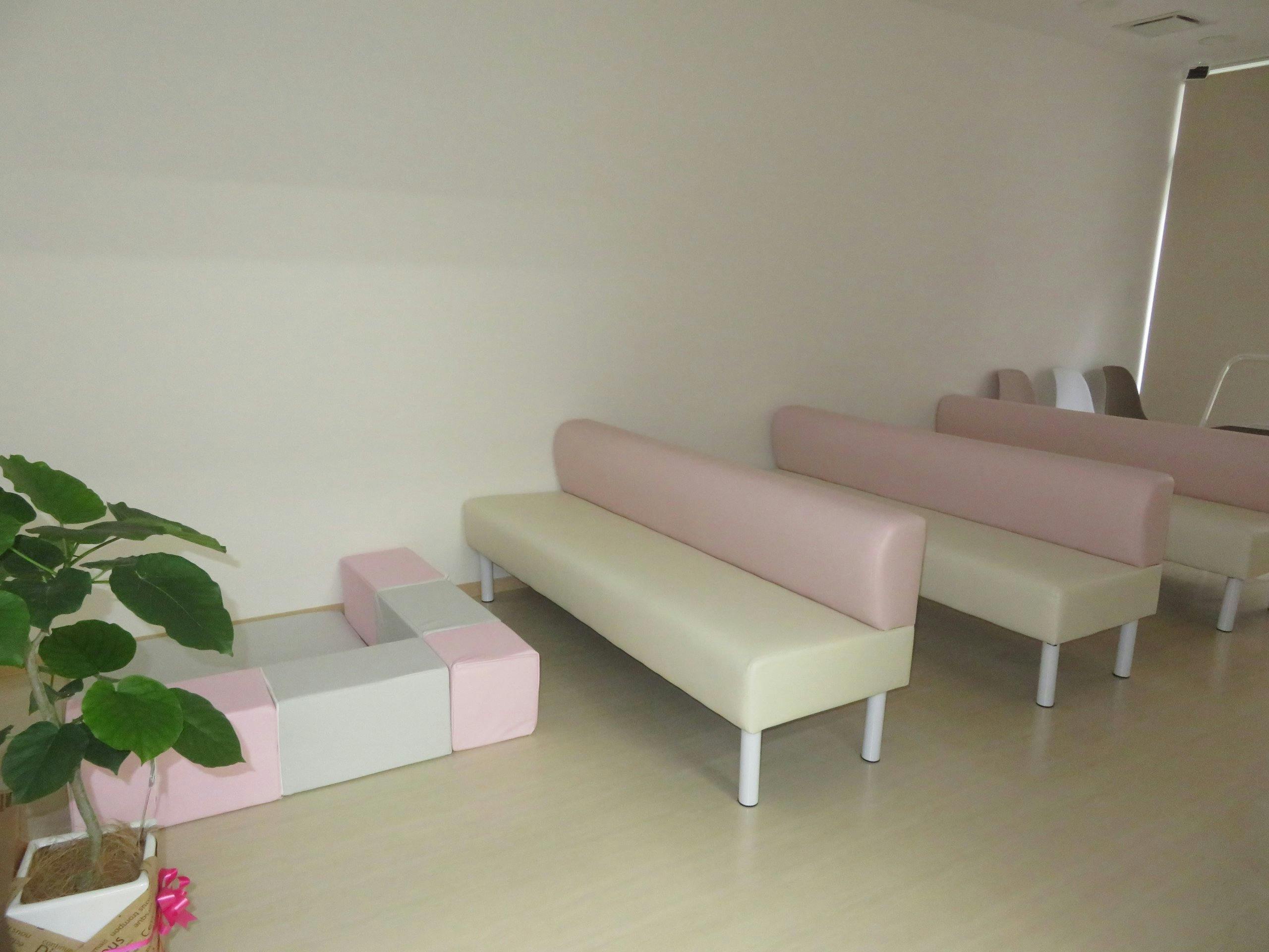 いいだ皮膚科待合室