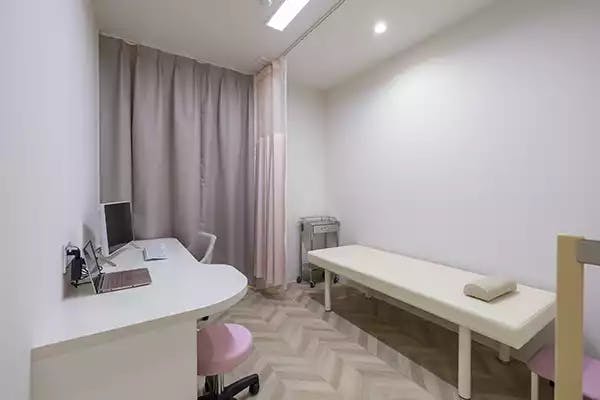 白いあさがお皮ふ科スキンケアクリニック診察室