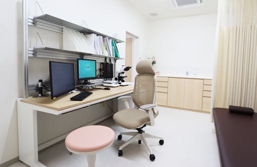 しみずやま皮フ科クリニック診察室