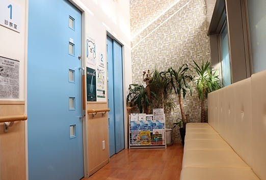 谷皮フ科待合室