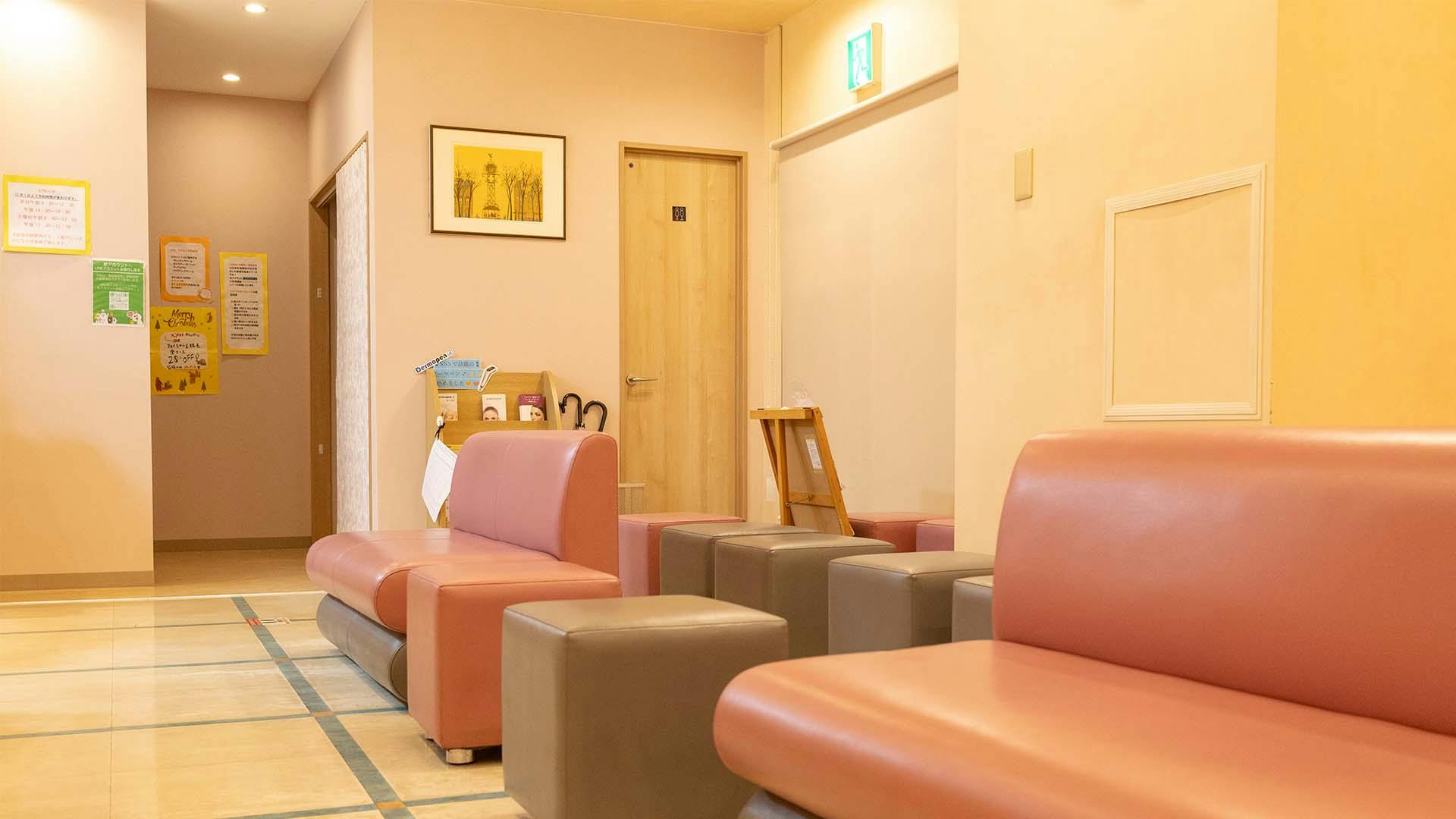 明日美ひふ科クリニック(旧：やまもと皮フ科)待合室