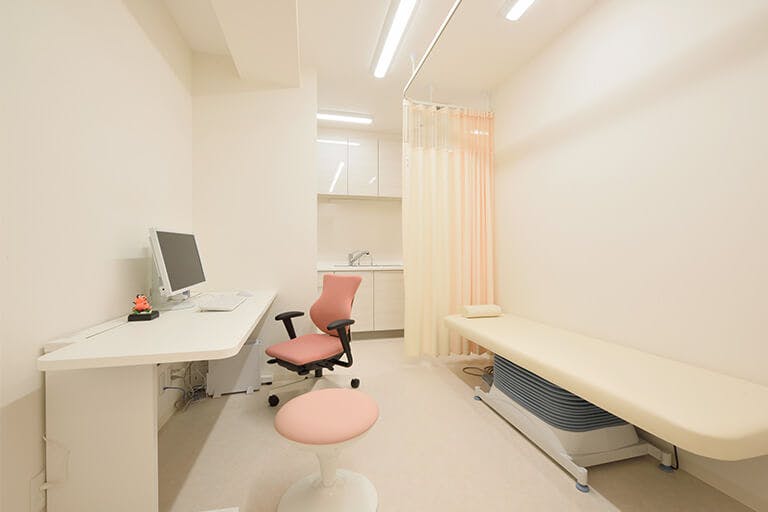 いけだ皮膚科クリニック診察室