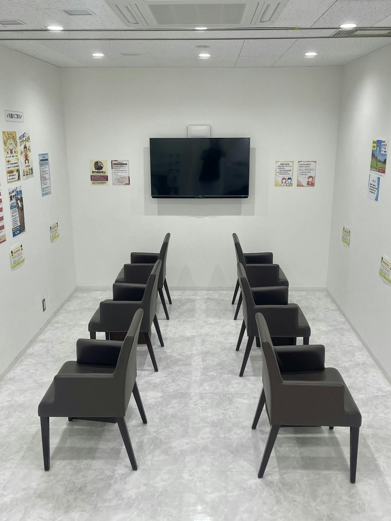 湘南美容クリニック メンズレーザー西新宿院待合室