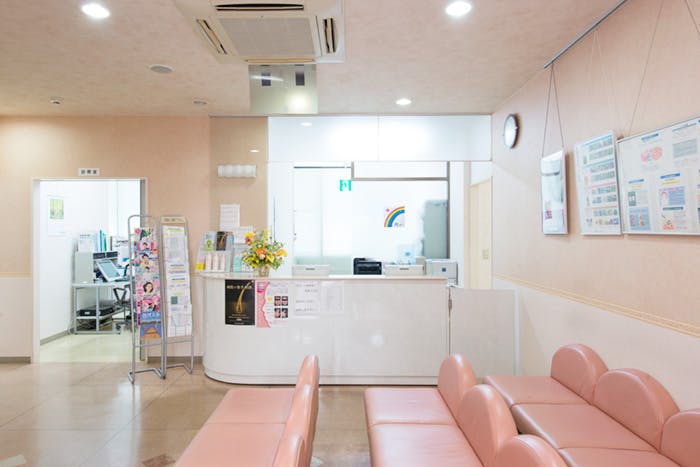 麗皮フ科・形成外科クリニック待合室
