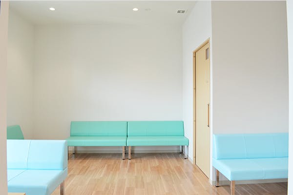 ここクリニック皮フ科アレルギー科待合室1