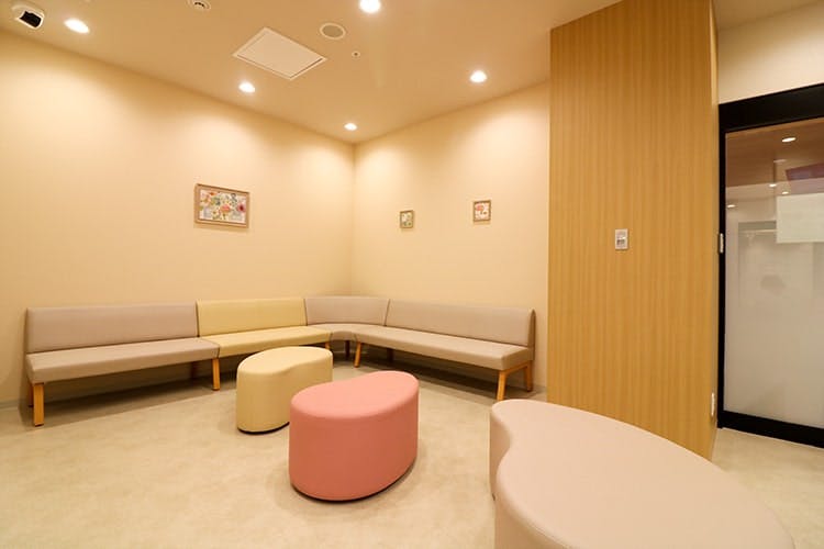 蒔田さとう皮フ科待合室