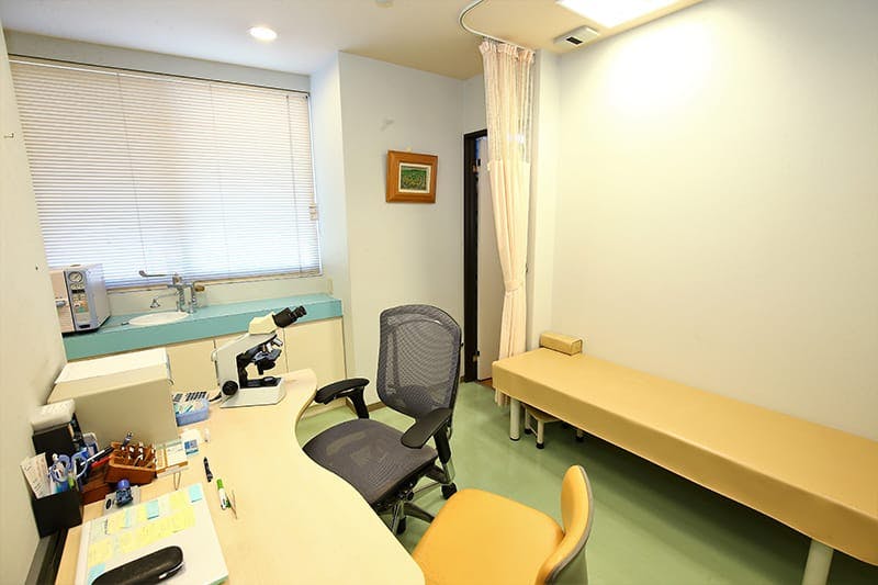 こまつ皮フ科クリニック診察室