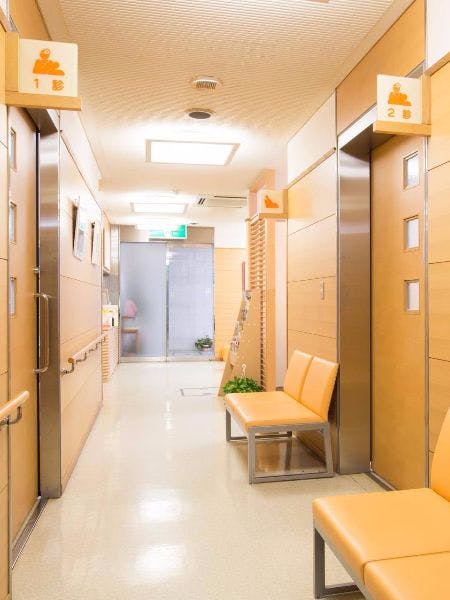 桑島内科医院診察室前