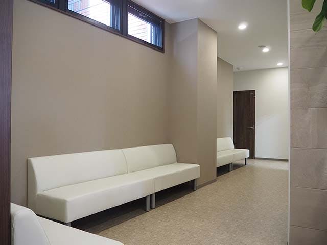 こもれび皮膚科待合室1