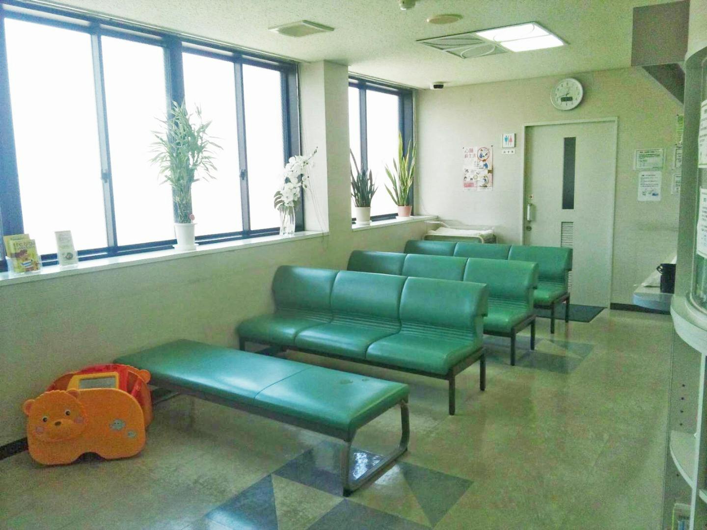 山本皮フ科クリニック待合室