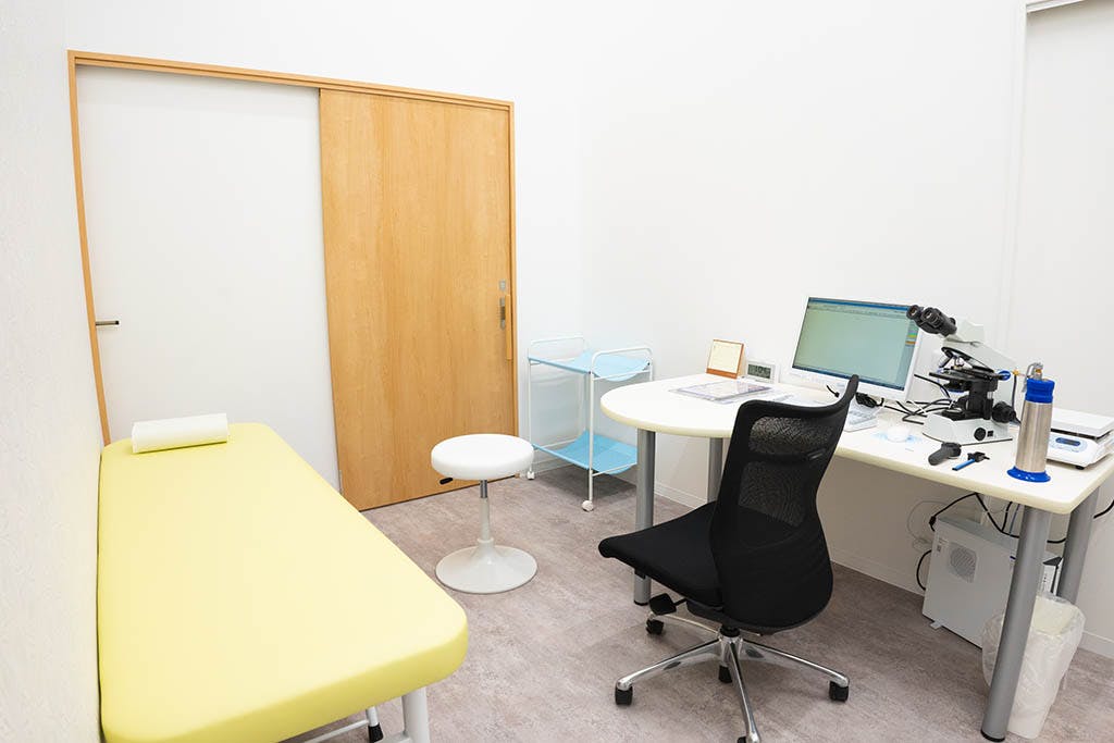 小田栄皮フ科診察室