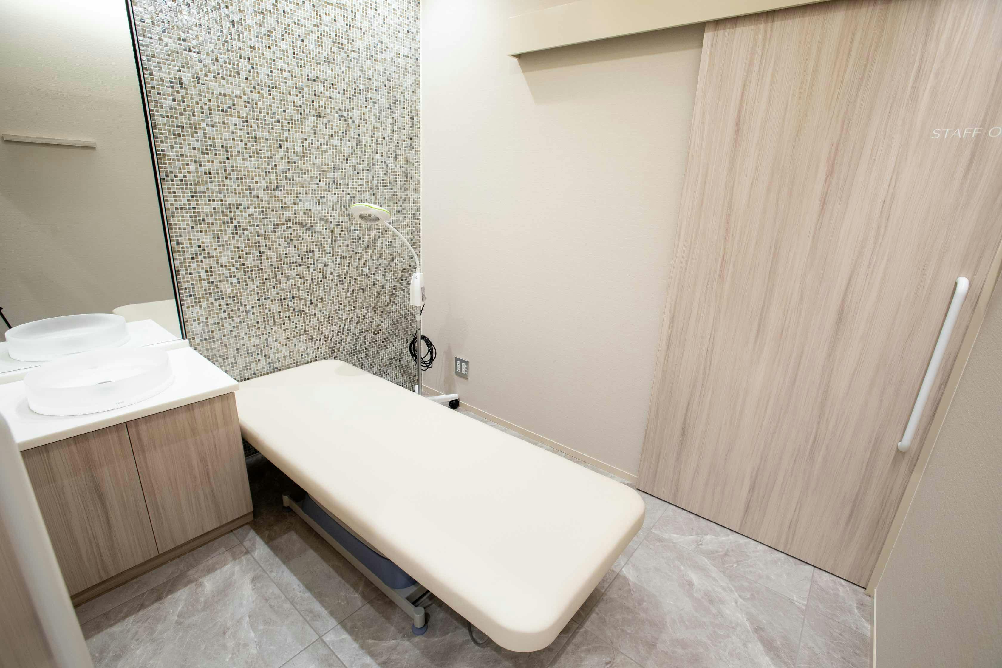 こう小児科クリニック処置室