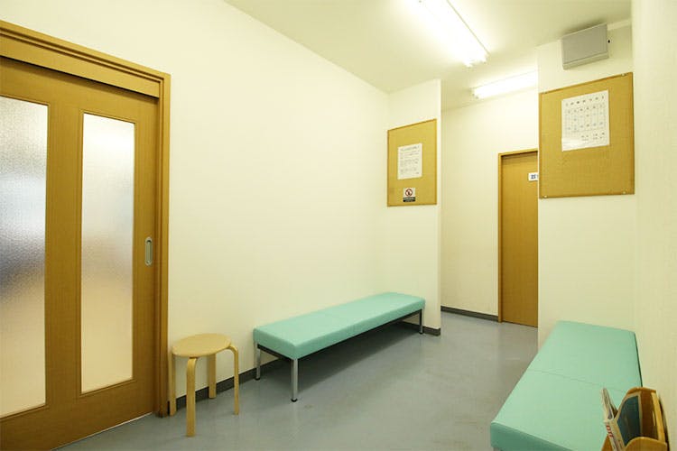 中井皮膚科医院中待合室