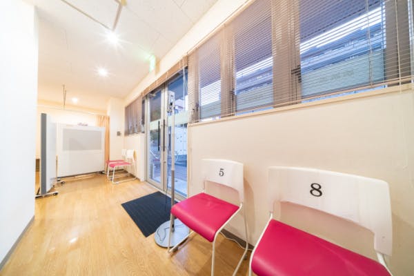 公園の街クリニック待合室
