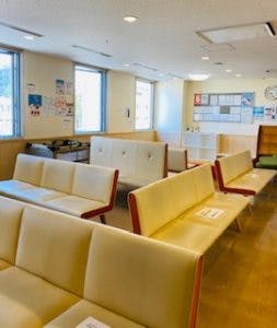 お肌のクリニック待合室