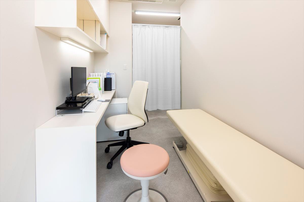 ことに皮フ科クリニック診察室