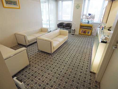 あさもとクリニック皮膚科待合室