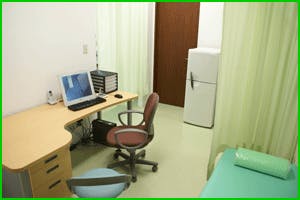 港北皮ふ科クリニック診察室