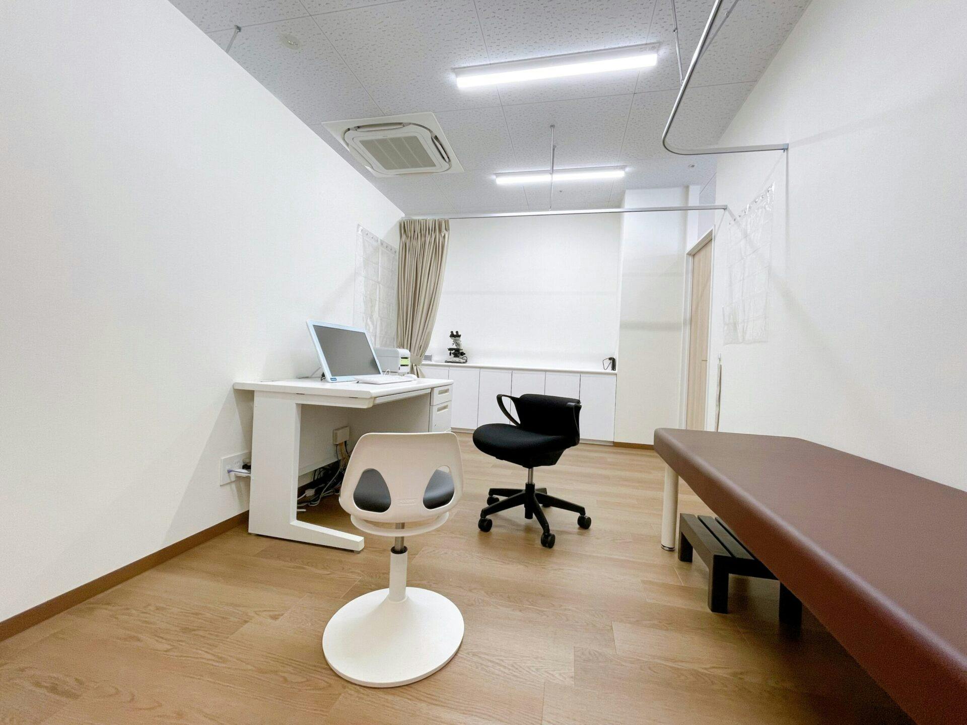 青葉松風台皮フ科クリニック診察室