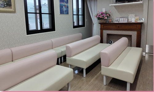 皮フ科大高医院待合室