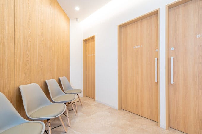 鼓滝皮膚科待合室