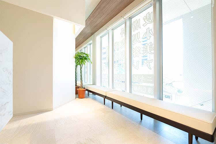 白金高輪駅前ゆう皮膚科クリニック待合室