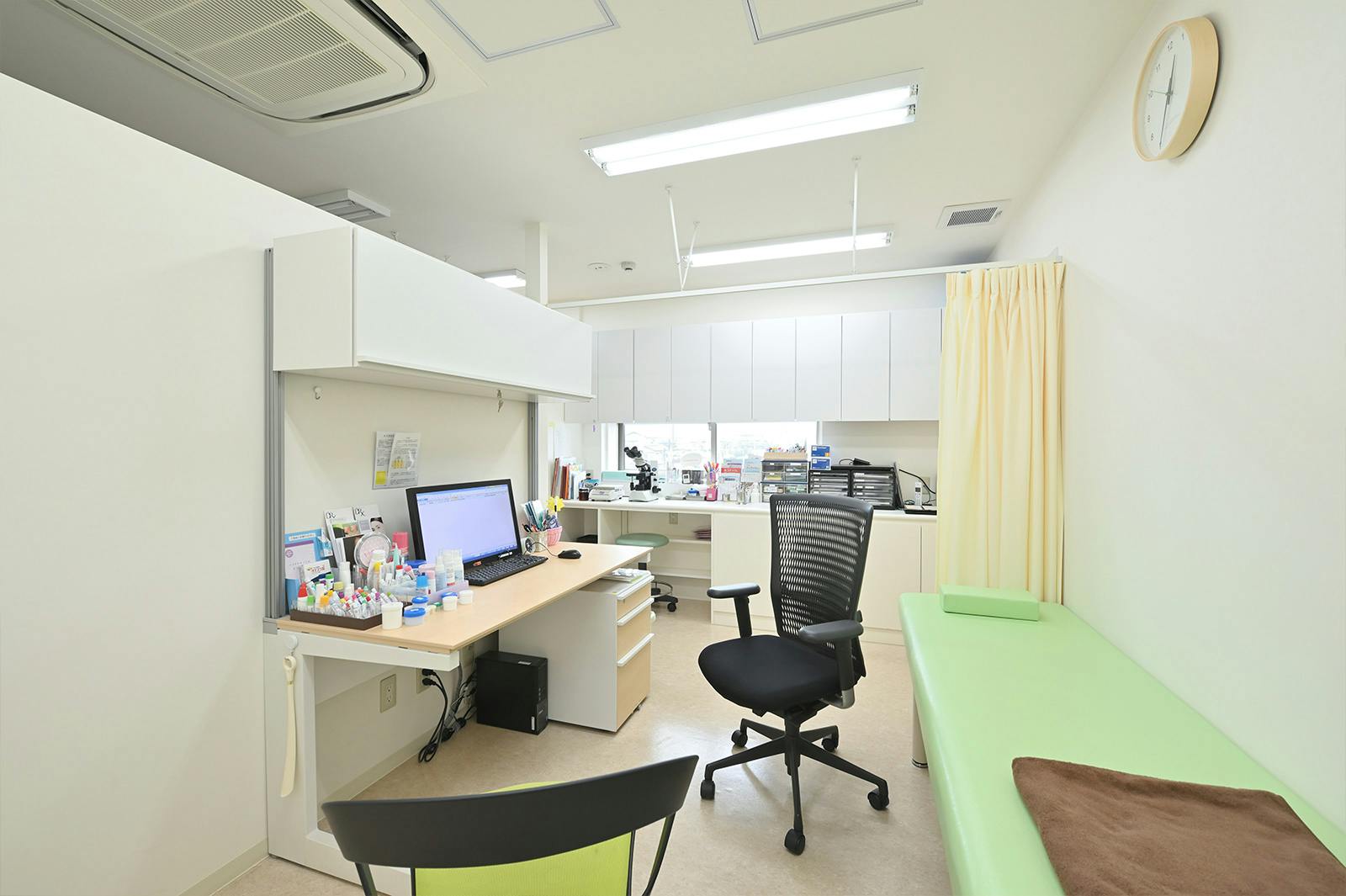 なかの皮フ科クリニック海老名西口診察室