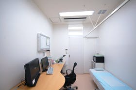 やました泌尿器科・皮フ科クリニック診察室