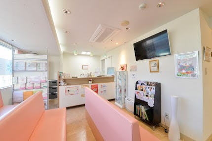 三鷹はなふさ皮膚科待合室