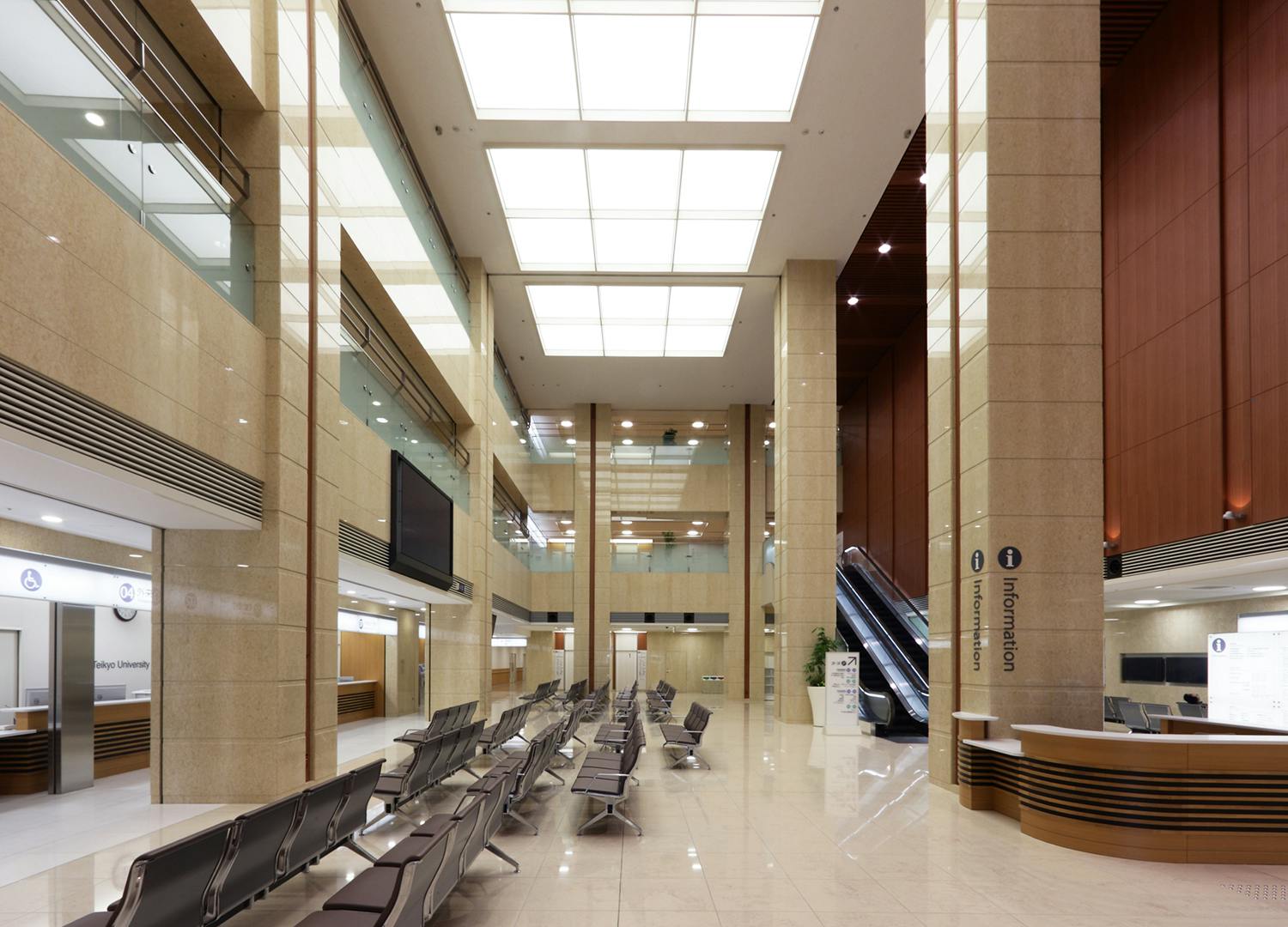 帝京大学医学部附属病院待合室