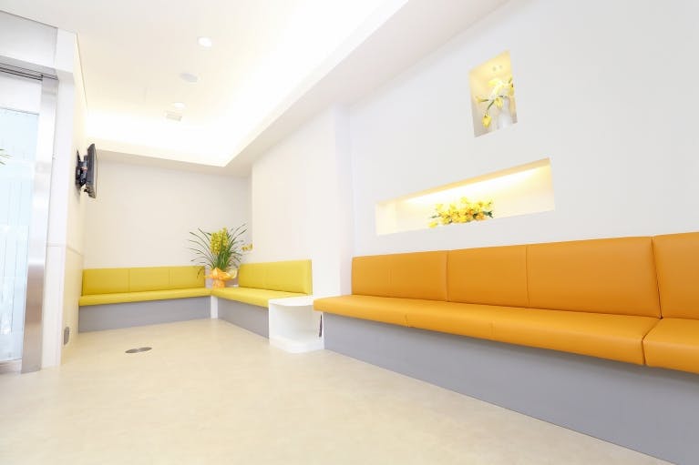 牟礼の里駅前クリニック待合室