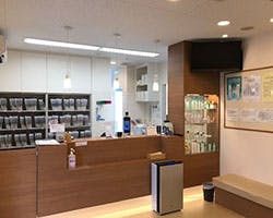 多田皮フ科形成外科受付 待合室