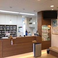 多田皮フ科形成外科受付 待合室