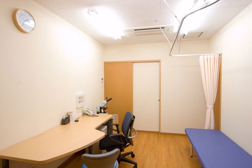 しもじま皮膚科クリニック診察室