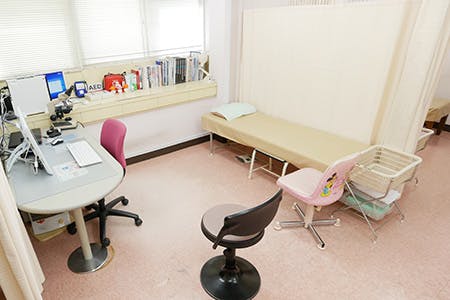 小西医院皮ふ科診察室