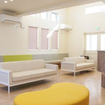 はましげ皮フ科クリニック待合室1