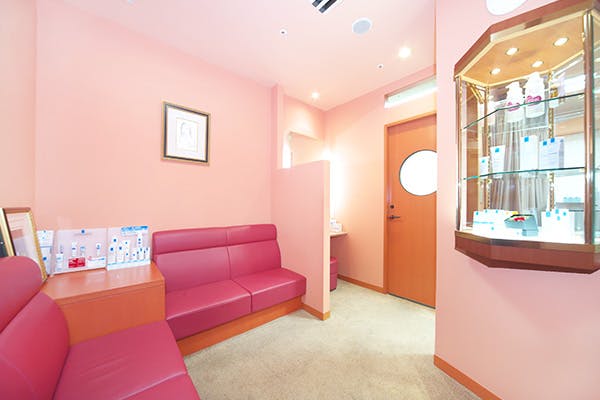 小林皮フ科クリニック待合室2
