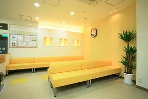 和光駅前皮フ科待合室