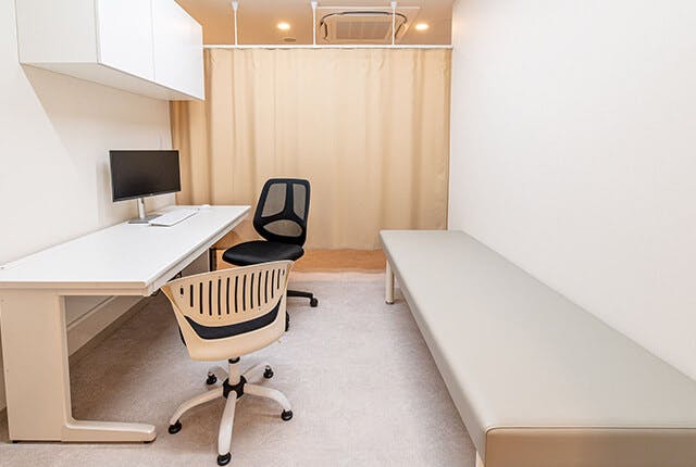 大阪南森町皮ふ科クリニックパ診察室前