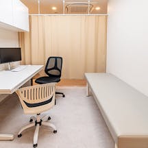 大阪南森町皮ふ科クリニックパ診察室前