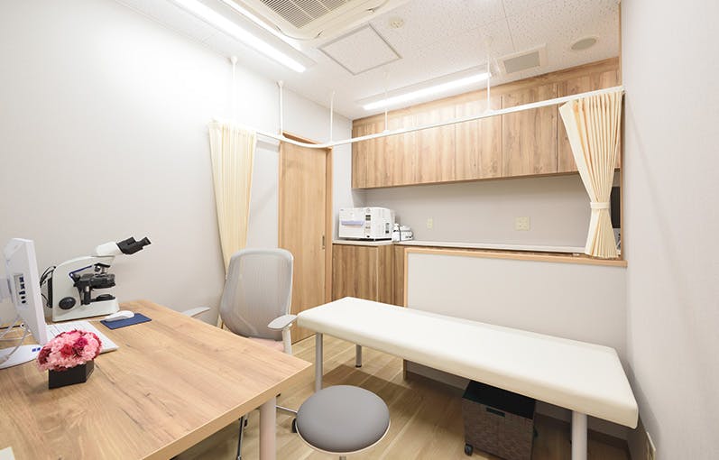 根津駅前たかやま皮膚科診察室