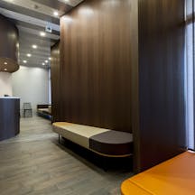 佃リバーシティ皮膚科待合室