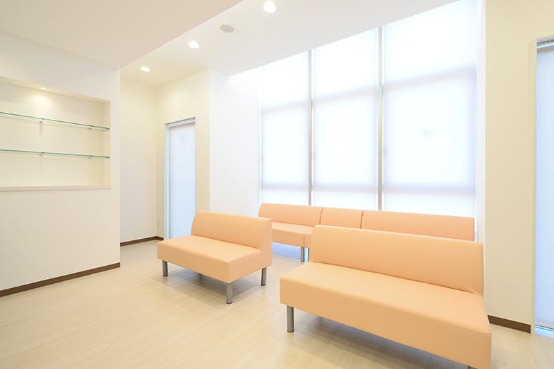 柏ファミリー皮膚科待合室