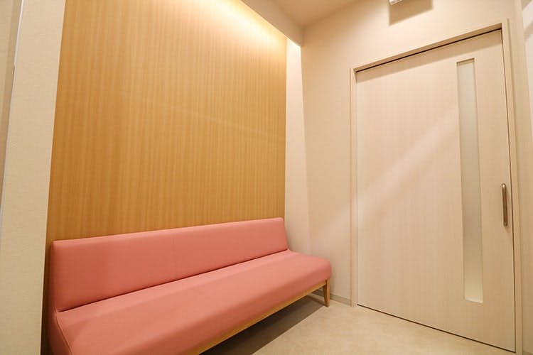 蒔田さとう皮フ科待合室