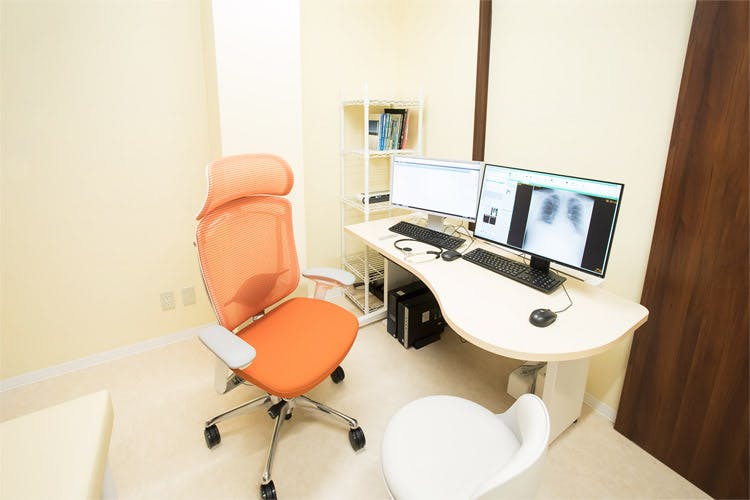 西東京めぐみクリニック診察室