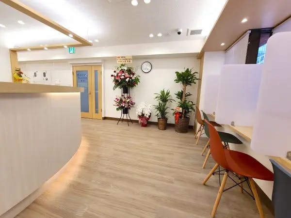 にじいろクリニック新橋待合室